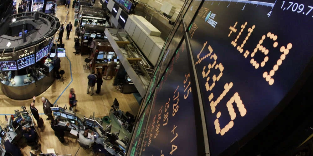 «Βουτιά» 400 μονάδων για τον Dow Jones – Αρνητικά κινούνται και τα ευρωπαϊκά χρηματιστήρια